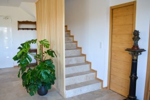 les escaliers discrètement cachés derrière un claustras