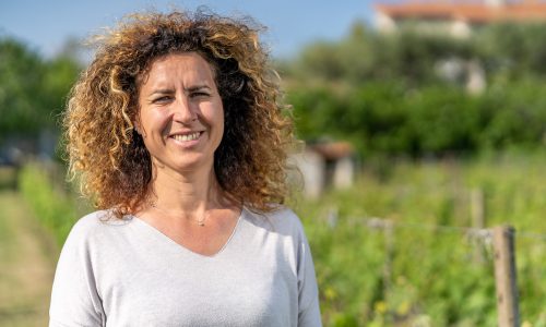 Carine Dalmasso dans les vignes du domaine de la source